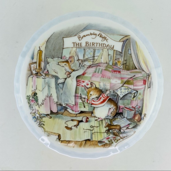 From the Brambly Hedge Gift Collection - Birthday Trinket Dish - Royal Doulton - Picture 2 of 8